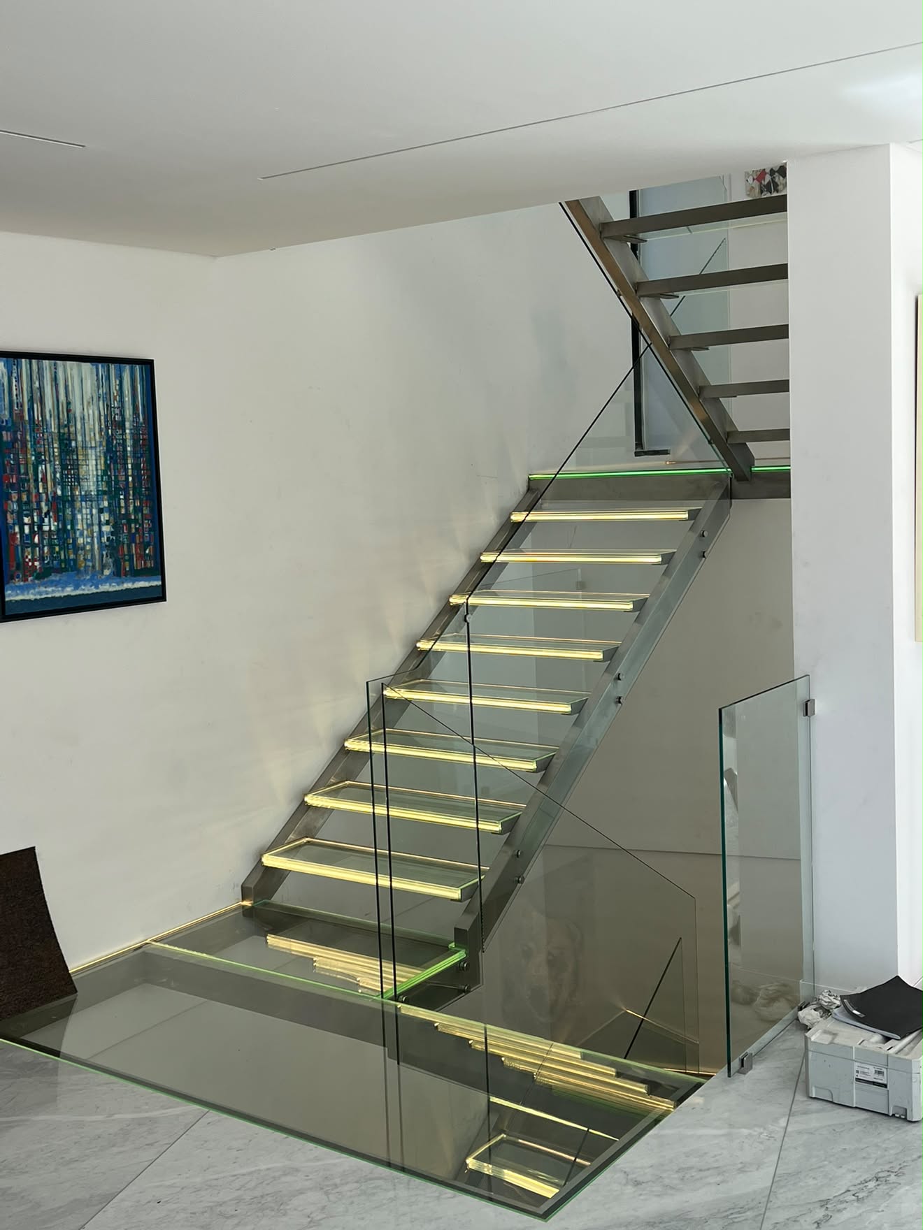Escada Metálica com Guarda em Vidro e LED